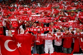 Radost tureckých fanoušků v zápase s českou reprezentací.